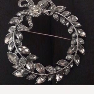 NEW Vera Wang rhinestone wreath brooch